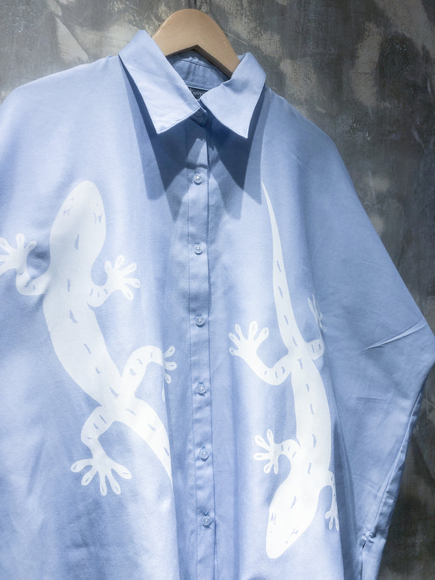Oversized Shirt in Blue with White Gecko Print