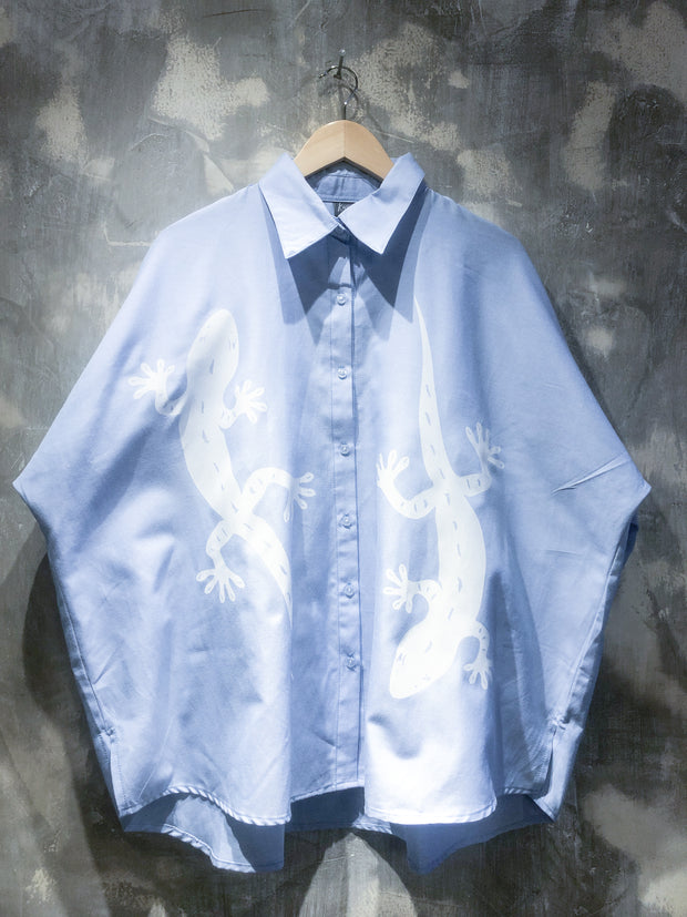 Oversized Shirt in Blue with White Gecko Print